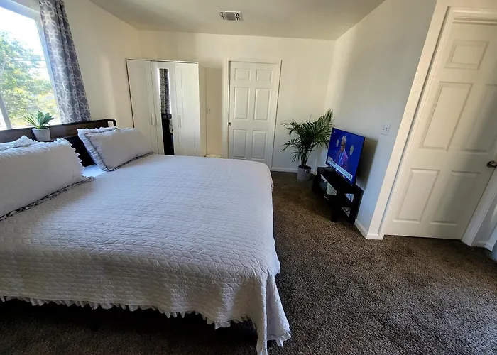 4 Bedrooms & 2.5 Bathrooms In La
